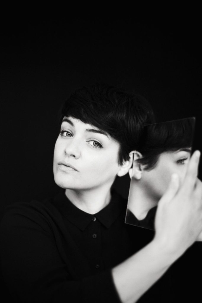 Louka: Ihre Stimme als “weiteres percussives Instrument im Soundgefüge”